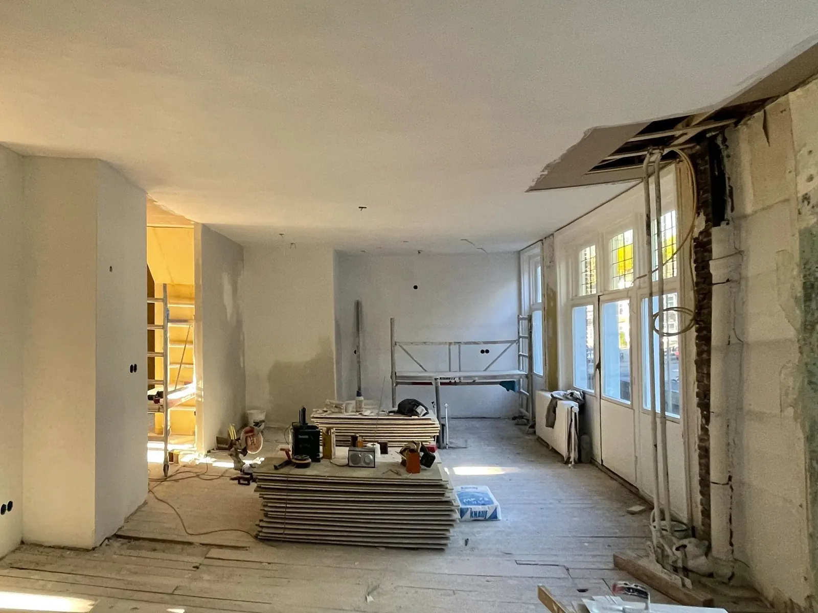 Benedenwoning tijdens de verbouwing, kale wanden en steigers