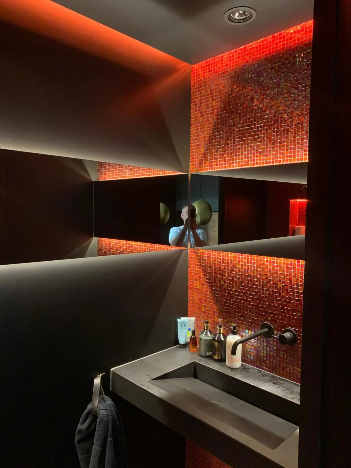 Toilet met glasmozaïek en indirect licht