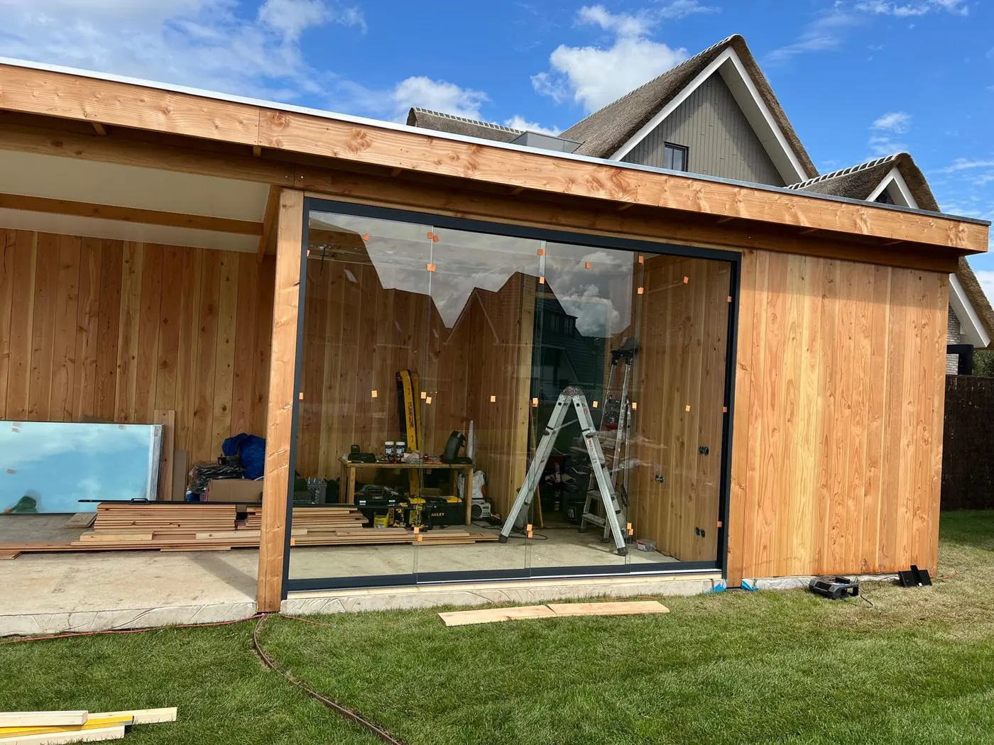 Houten tuinkamer met glazen pui
